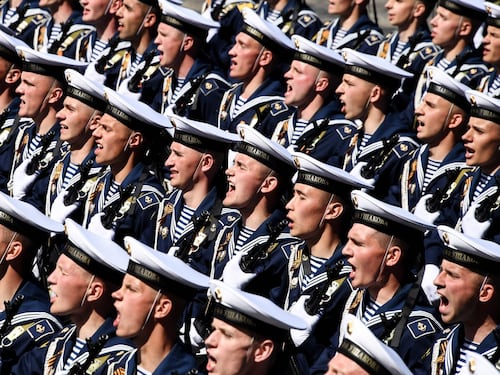 I marinai russi in parata in Piazza Rossa