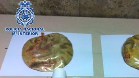 Madrid, donna fermata con 1,7 kg di cocaina nelle protesi del seno