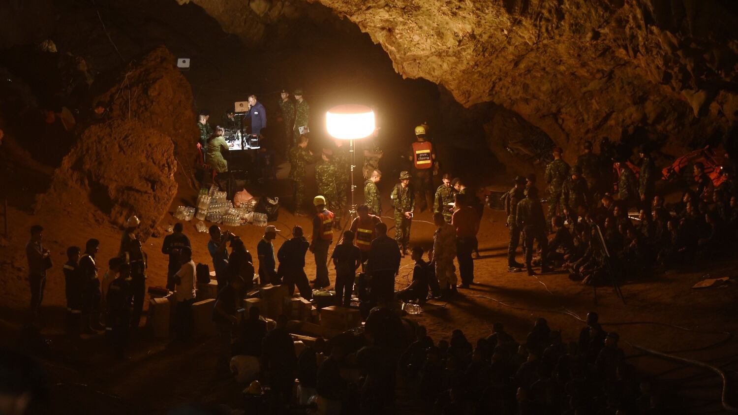 Thailandia, da 4 giorni si cercano 12 ragazzi intrappolati in una grotta