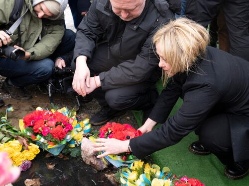 Meloni a Kiev scioccata dai peluche dei bimbi. "Guerra senza senso"