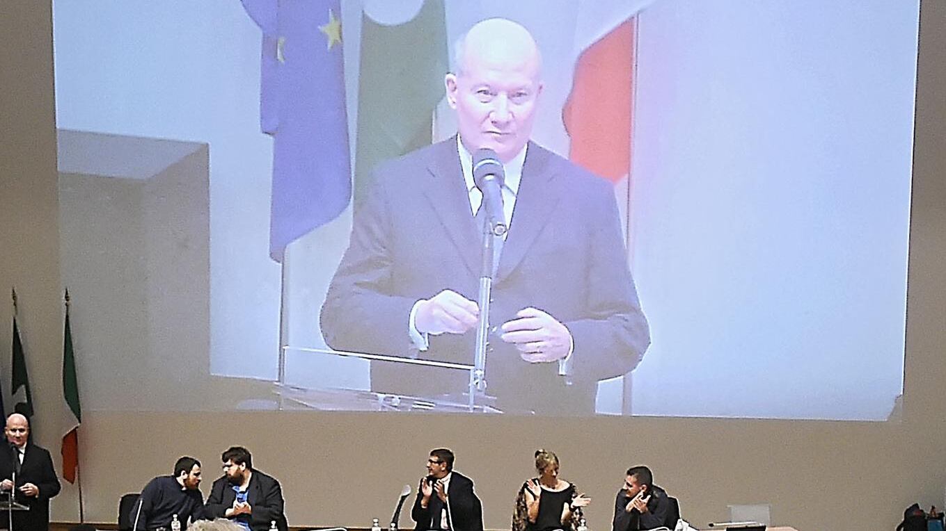 Si parla solo di famiglia Ma servono i carabinieri per proteggere le idee
