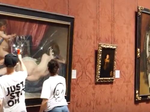 Ecovandali in azione a Londra: martellate sul vetro della "Venere Rokeby"