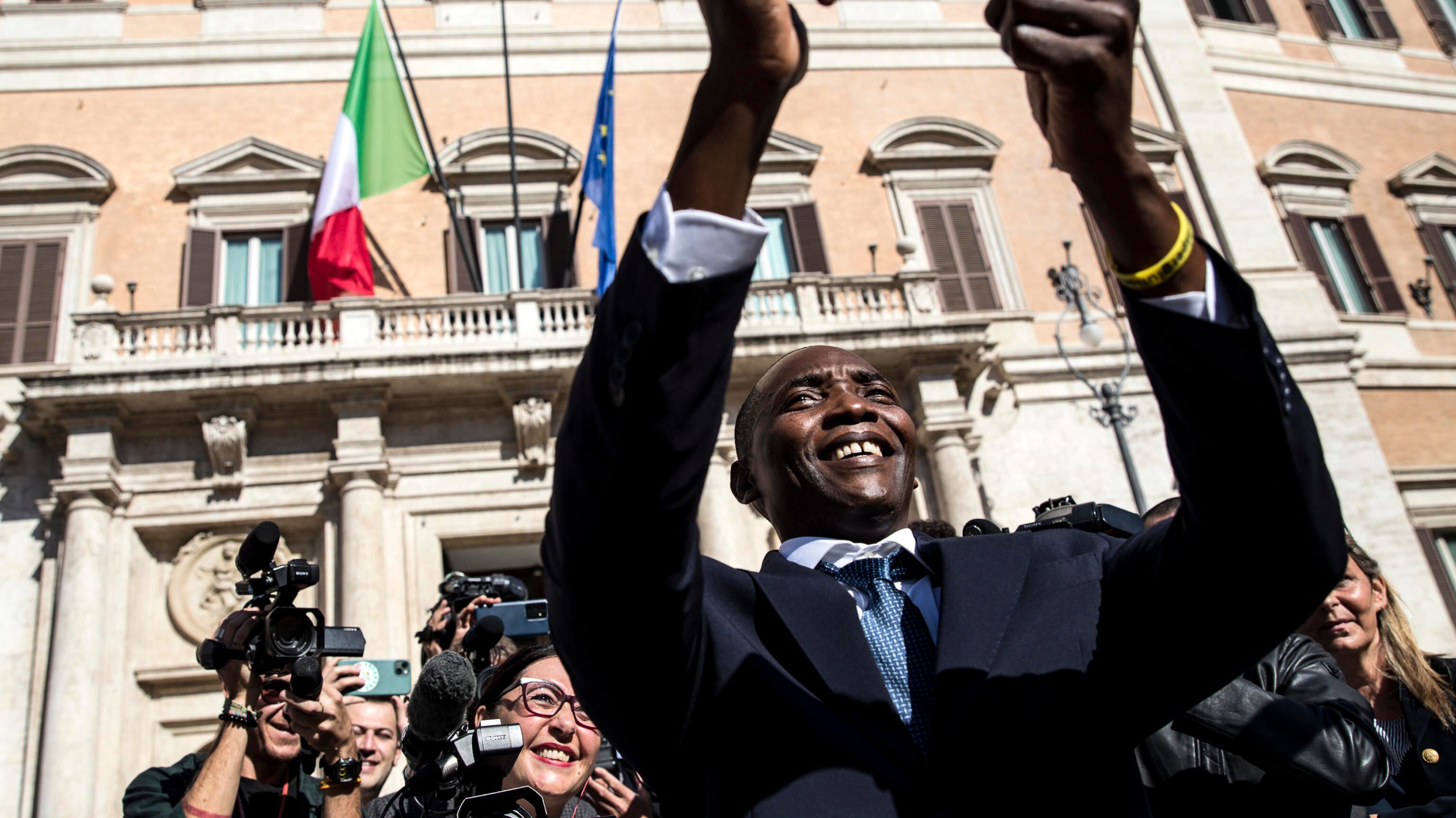 "I media, le lacrime, il moralismo. Così è nato il fenomeno Soumahoro"