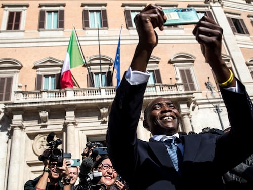 Dagli osanna ai silenzi: il caso Soumahoro imbarazza la sinistra