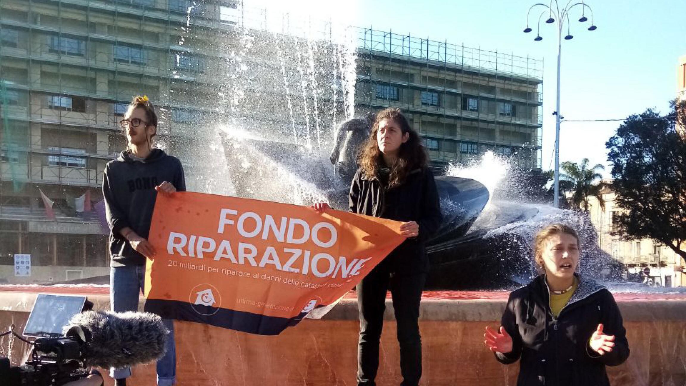 Blitz di Ultima Generazione, imbrattata la fontana dei Malavoglia a Catania