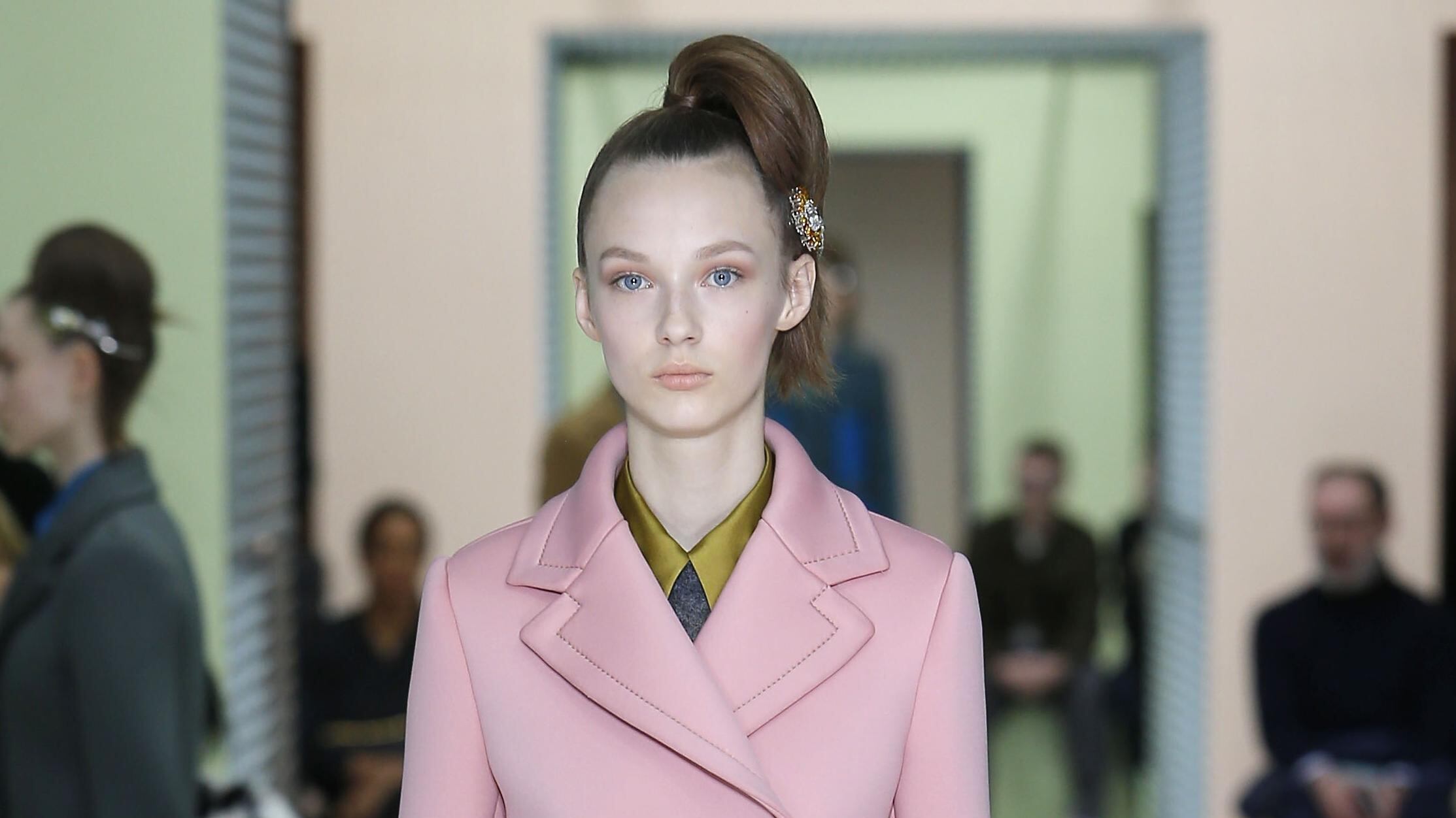 Per Prada tramonta il nero, il tailleur è rosa