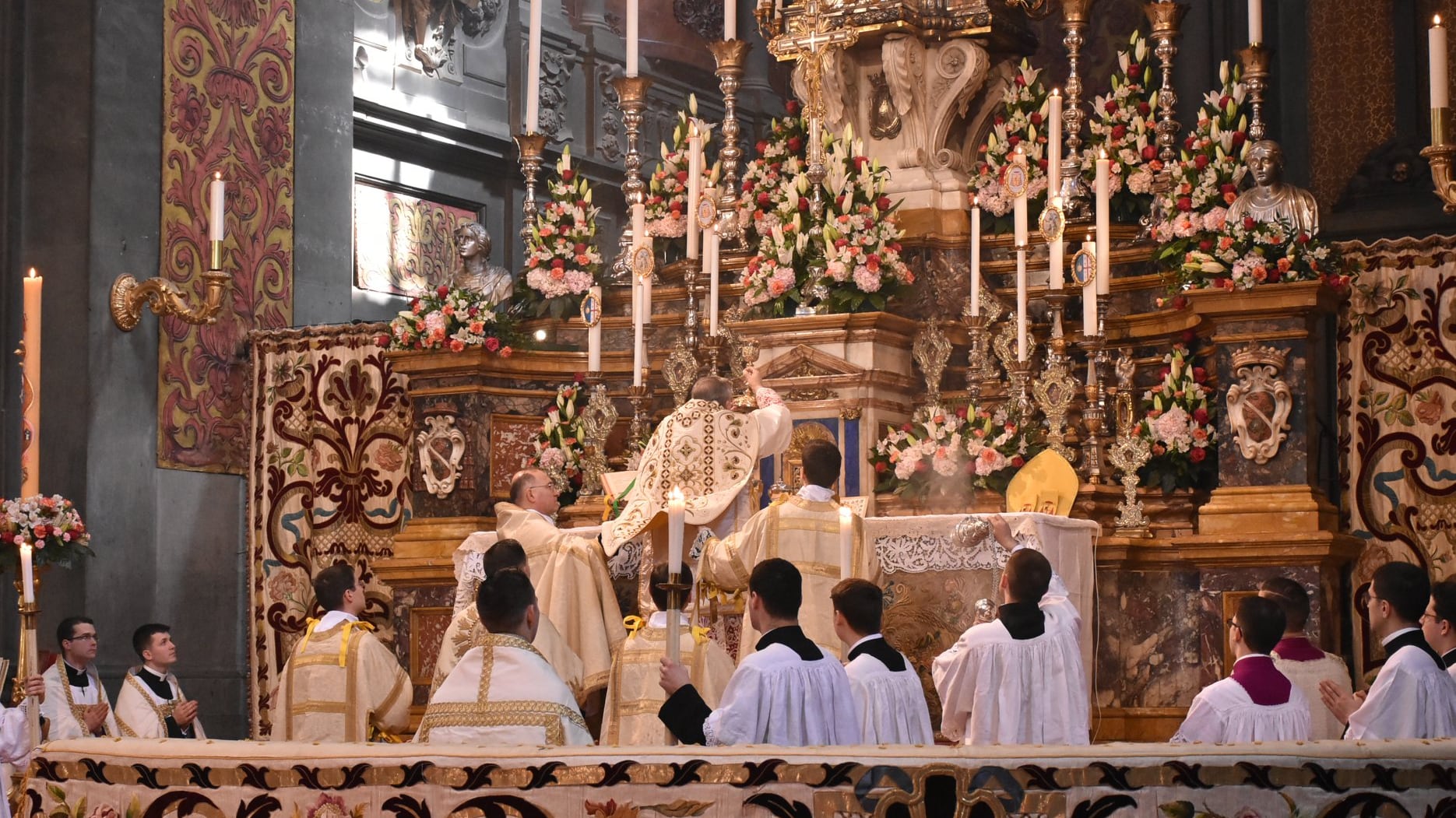 Torna la messa in latino. Così Leone XIV archivia la decisione di Bergoglio