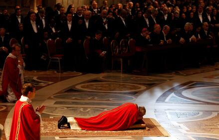 Papa Francesco sdraiato a terra per adorare la croce 2