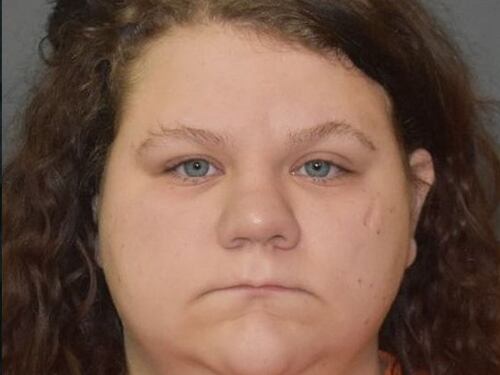 Ragazza stupra bimbi di 5 e 3 anni, i video su Instagram: arrestata