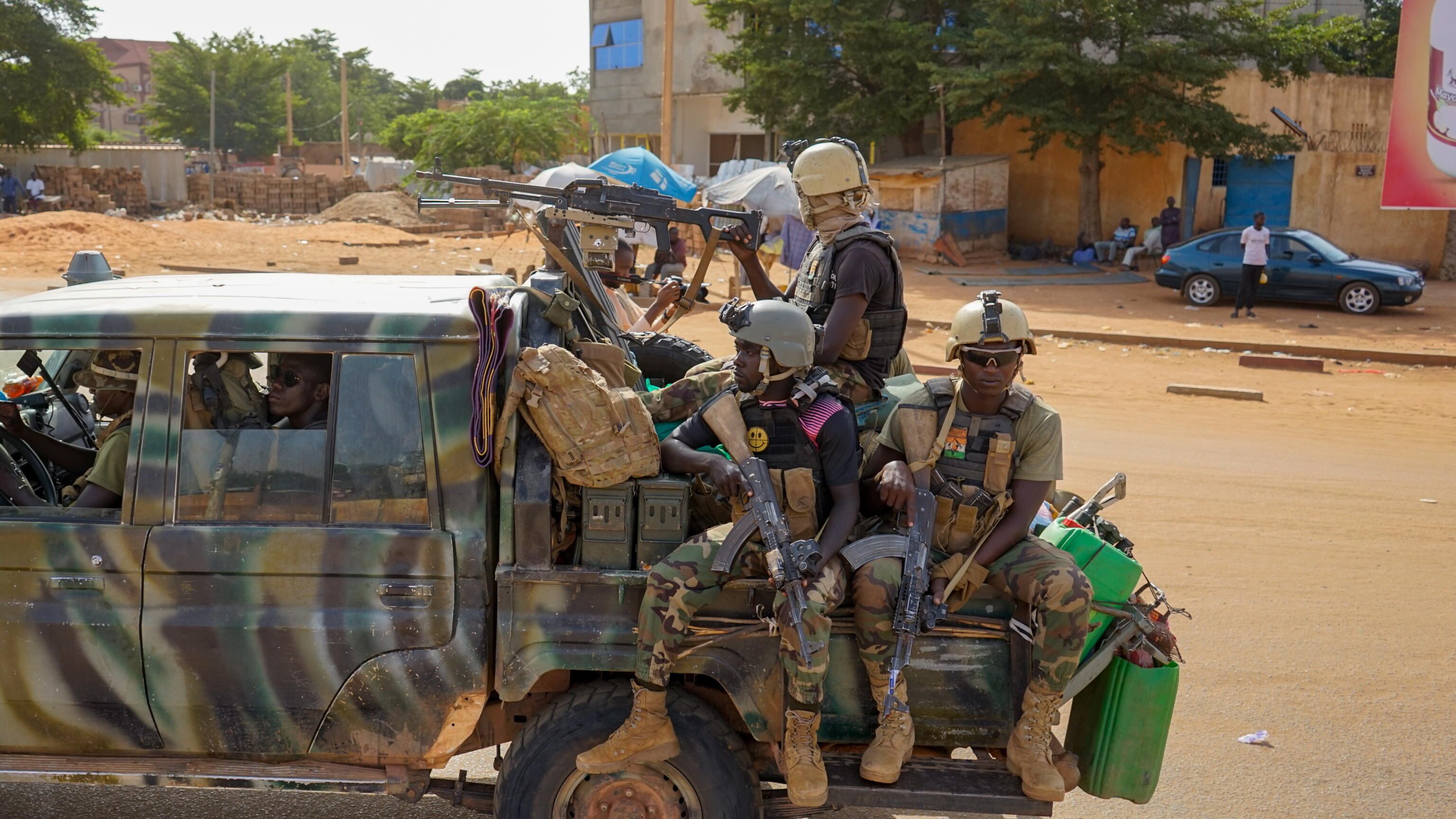 "Le truppe lasciano le basi": così la Francia inizia il ritiro dal Niger