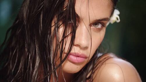Sara Sampaio sexy per il nuovo profumo di Victoria's Secret 1