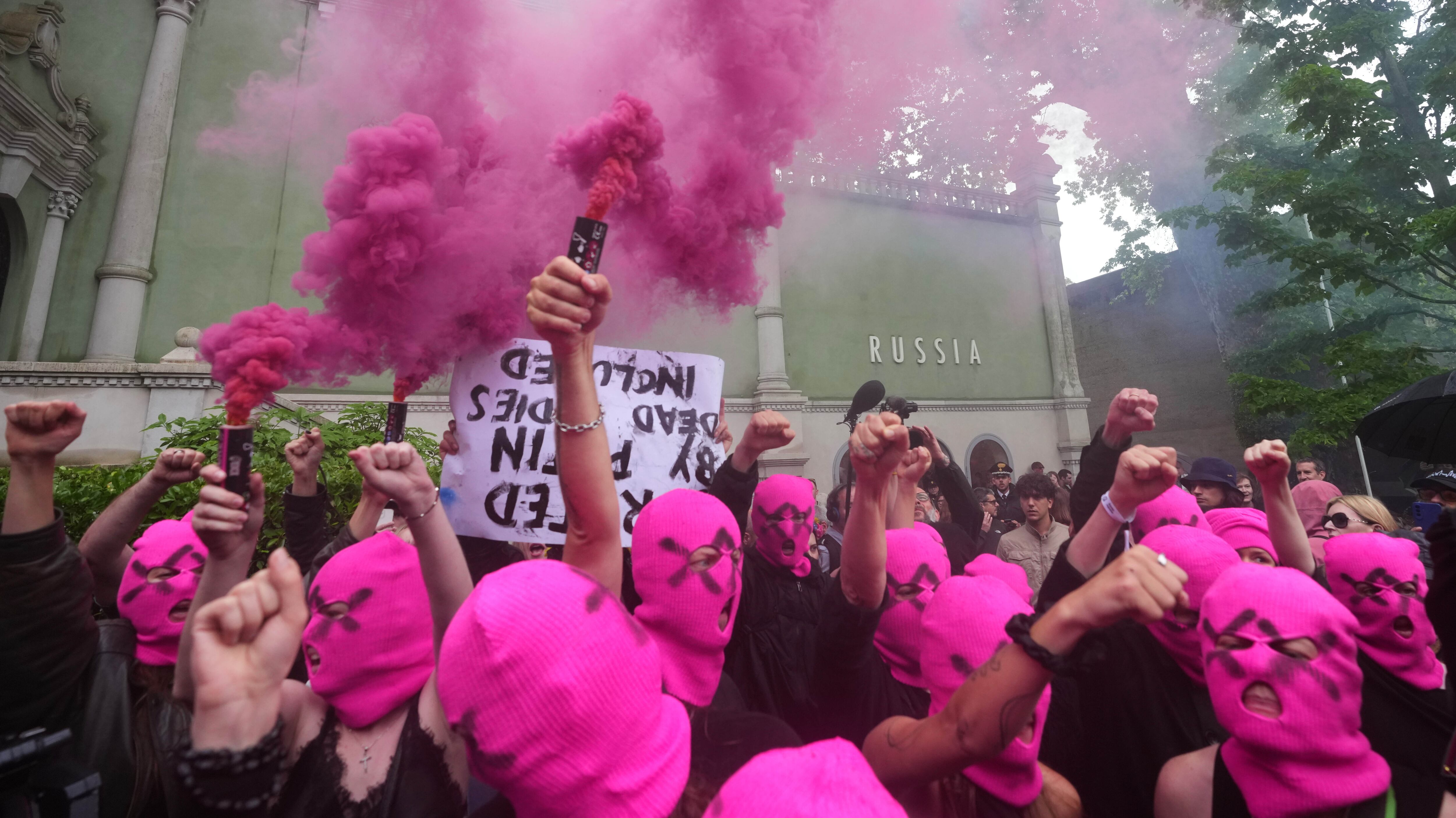 Le Pussy Riot all’assedio e Giuli passa al contrattacco