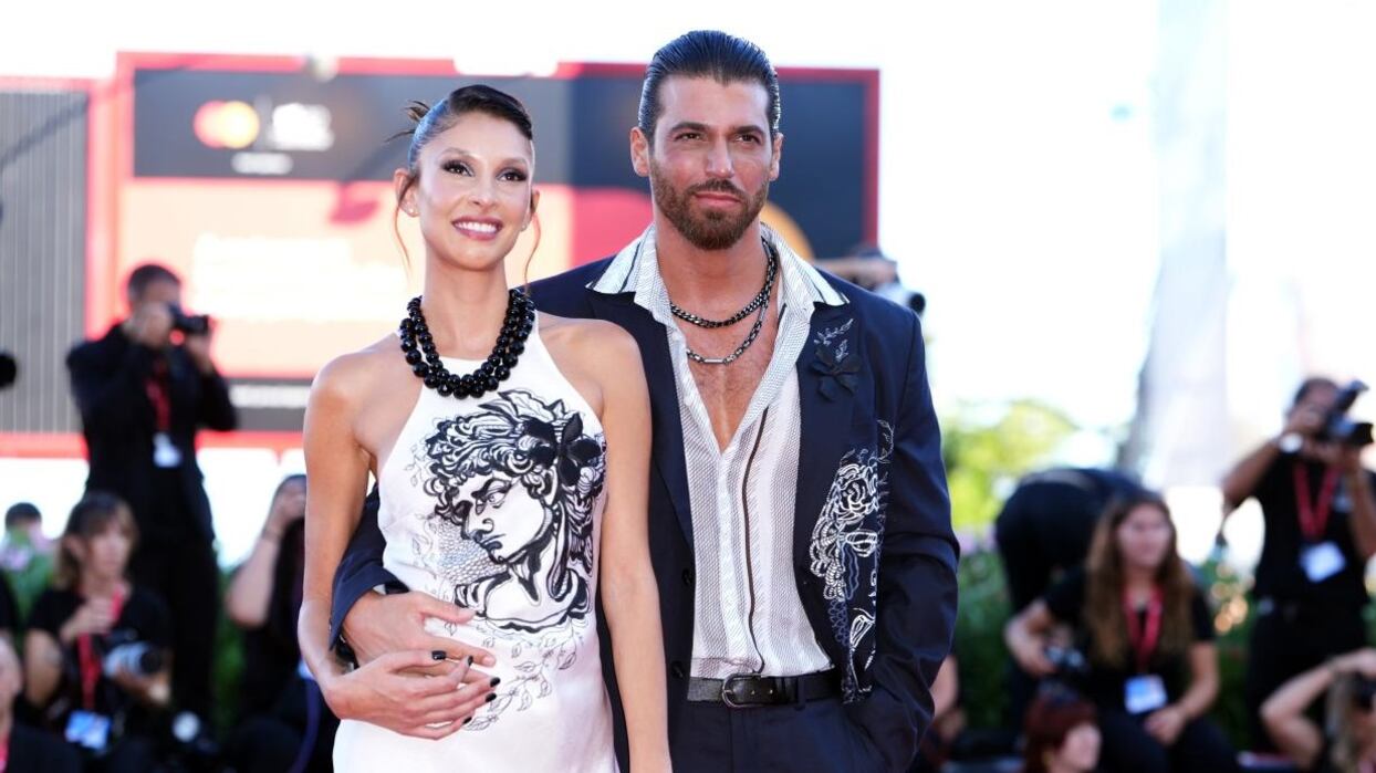 Il dj-set, i red carpet, l'annuncio delle nozze, Tenerife: la storia d'amore tra Can Yaman e Sara Bluma