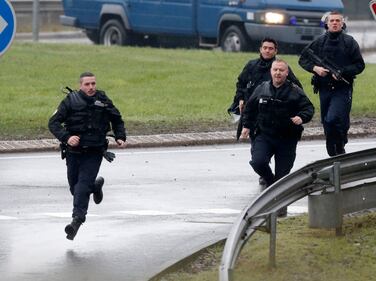 Terroristi asserragliati in un'azienda a Dammartin-en-Goele 5