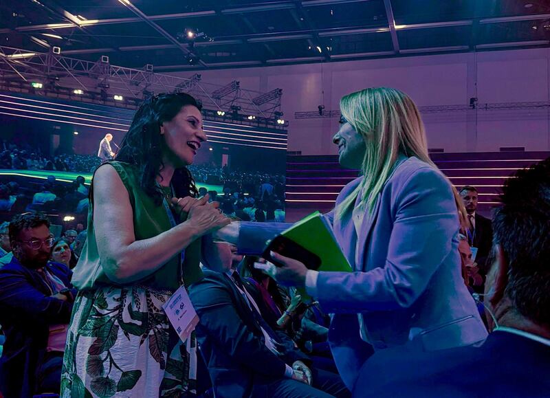 Giorgia Meloni con la mamma di Luana D'Orazio
