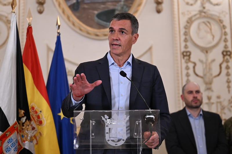 “Volta le spalle all’Occidente”. “Possibili crimini di tradimento”. Scatta l’assalto della destra spagnola a Sanchez