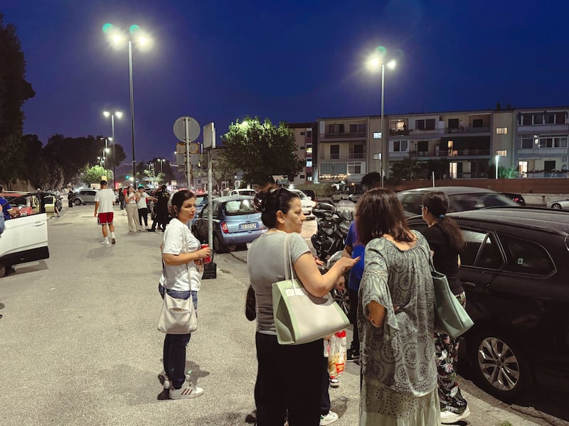Terremoto nei Campi Flegrei, gente in strada da Pozzuoli a Napoli 10