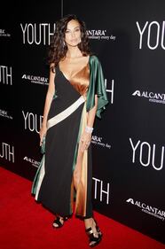 Madalina Ghenea, scollatura supersexy sul red carpet 13