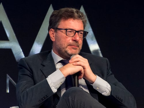 Giorgetti: "Green pass per aumentare libertà e riaprire"