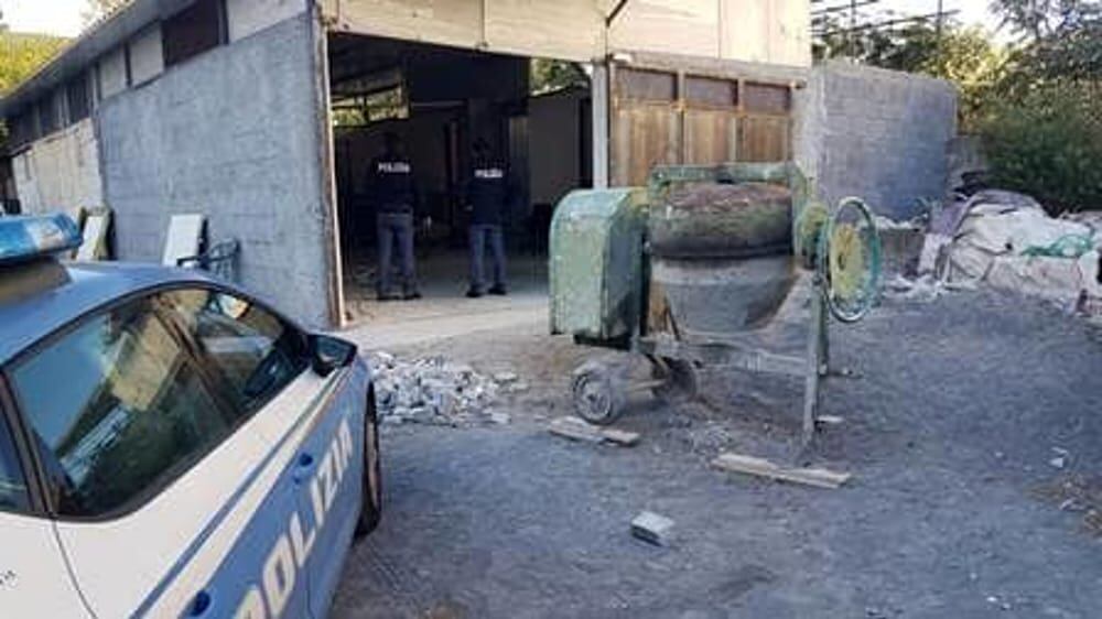 Realizza un edificio abusivo e smaltisce rifiuti pericolosi: indagato pluripregiudicato