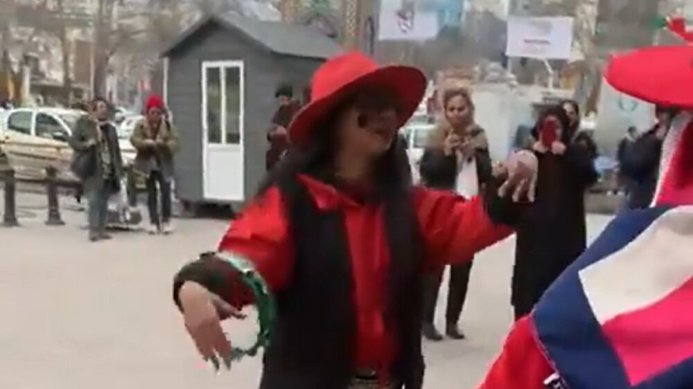 Iran, ballano per la libertà alla festa dell'8 marzo: due ragazze arrestate