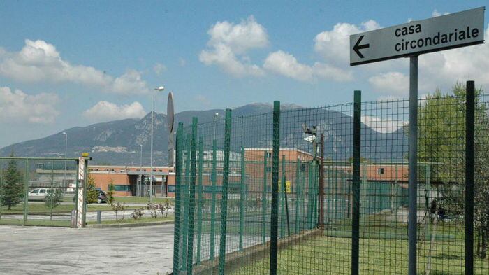 Detenuti in rivolta per la vernice, dodici agenti al pronto soccorso