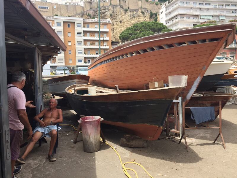 Napoli, il porto e il quartiere Mercato 15