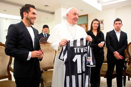 Tevez regala la maglia al Papa 6