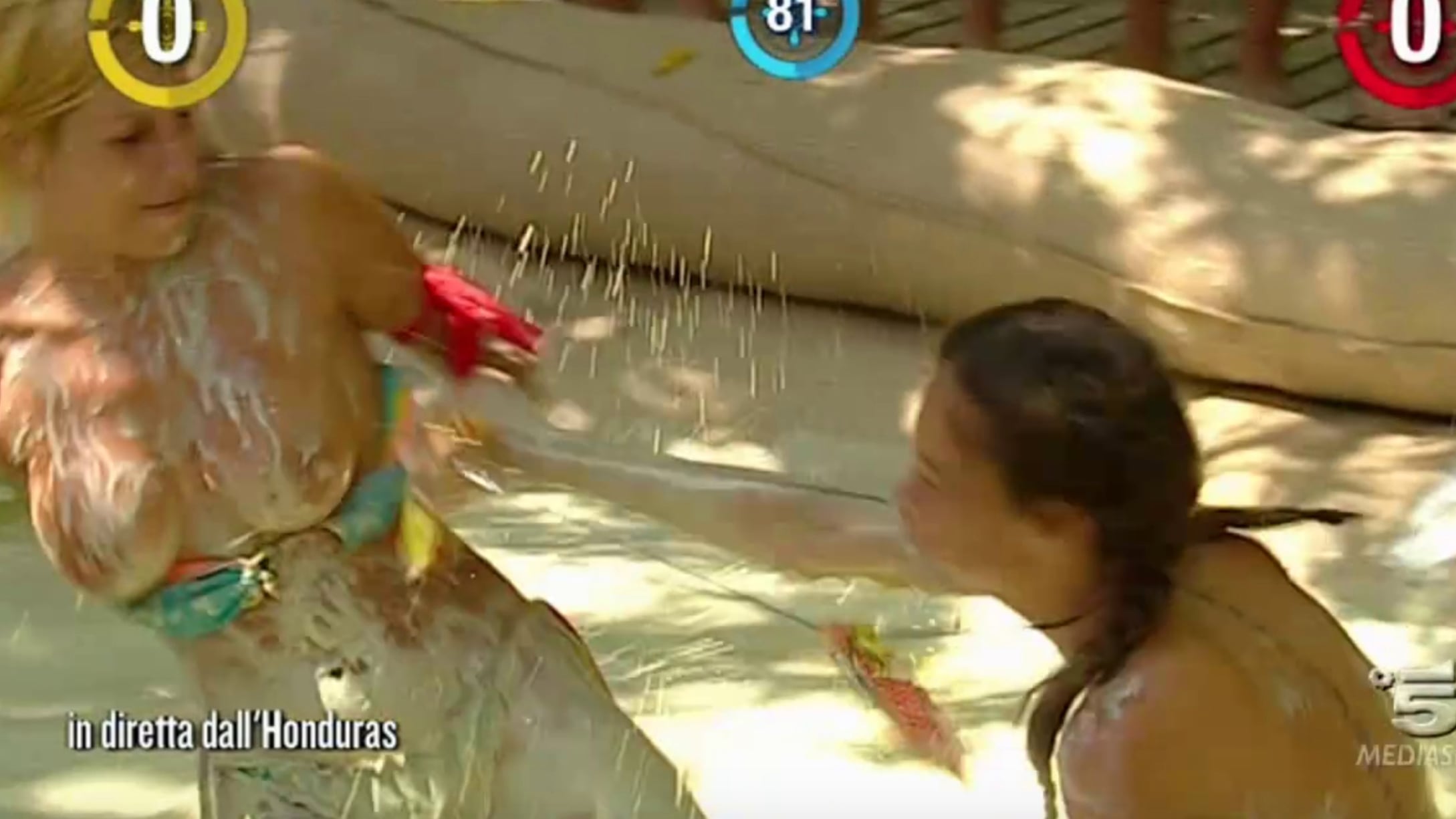 Isola dei famosi, Paola Caruso e Gracia de Torres nude durante la lotte nel fango