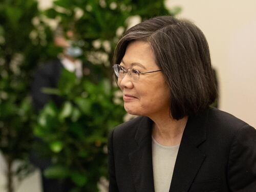 La presidente di Taiwan in viaggio verso gli Usa. Ma la Cina minaccia: "Pronti a contrattaccare"