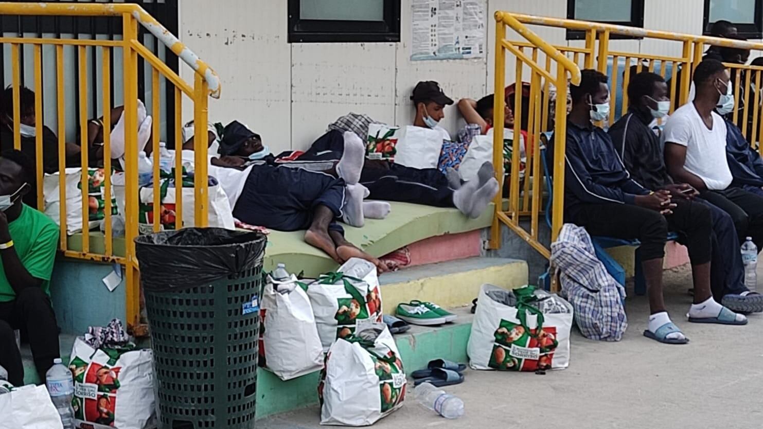 Distanze e mascherine: ecco la "bomba" Lampedusa