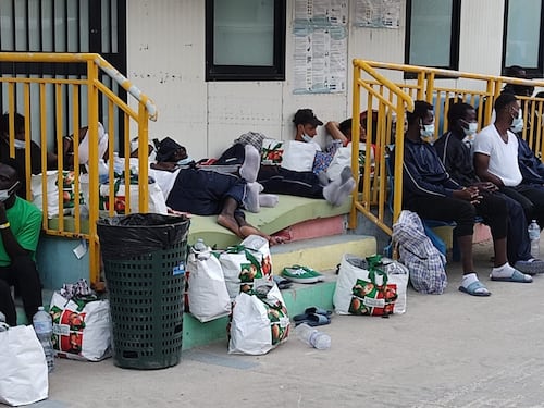 Distanze e mascherine: ecco la "bomba" Lampedusa