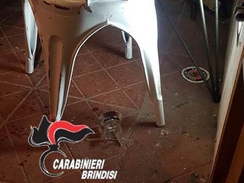 Brindisi, con un bicchiere in mano recide la giugulare a un giovane