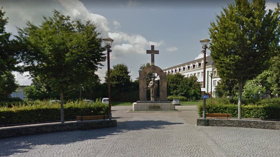 La Francia fa rimuovere la Croce dalla statua di San Giovanni Paolo II