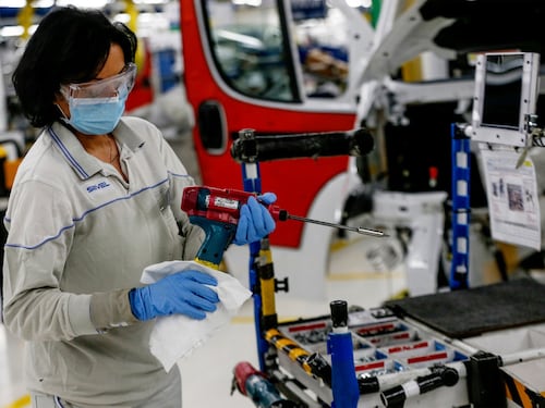 Pil in picchiata e inflazione alle stelle: cambiano le previsioni sull'Italia
