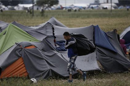 Gli immigrati lasciano il campo profughi di Idomeni 7