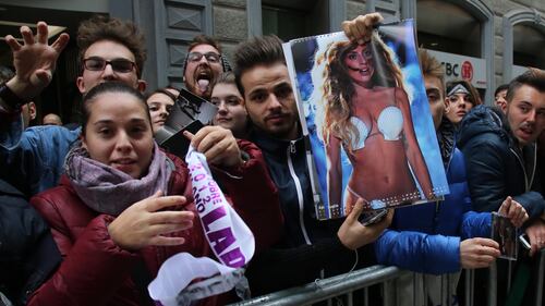 Milano, i fan di Lady Gaga davanti al Park Hyat 5