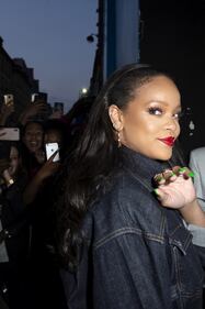 Rihanna sorprende i fan all'inaugurazione di "Fenty pop up Store" 2