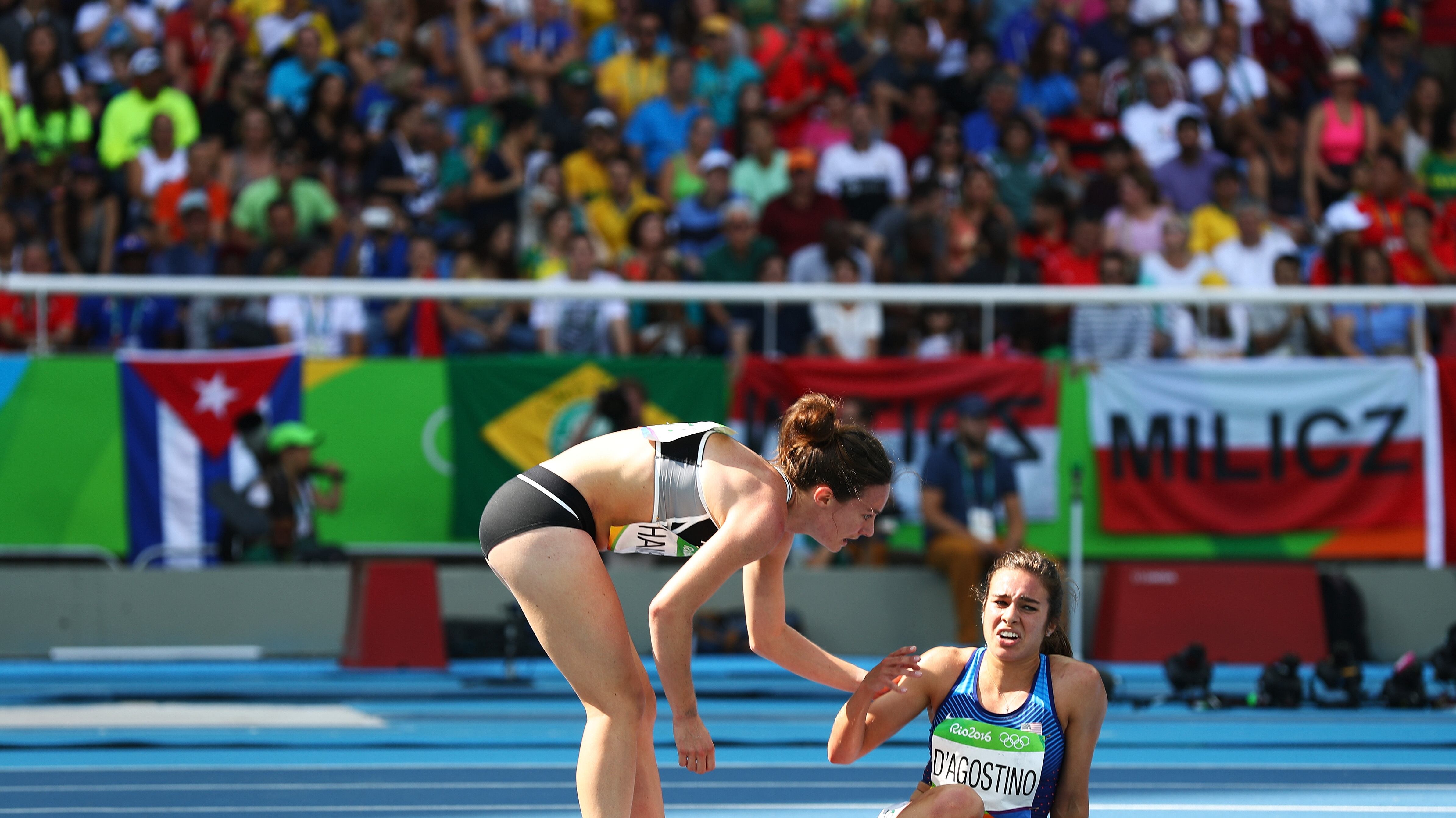 Abbey e Nikki cadono e si aiutano. Insieme al traguardo e nella finale