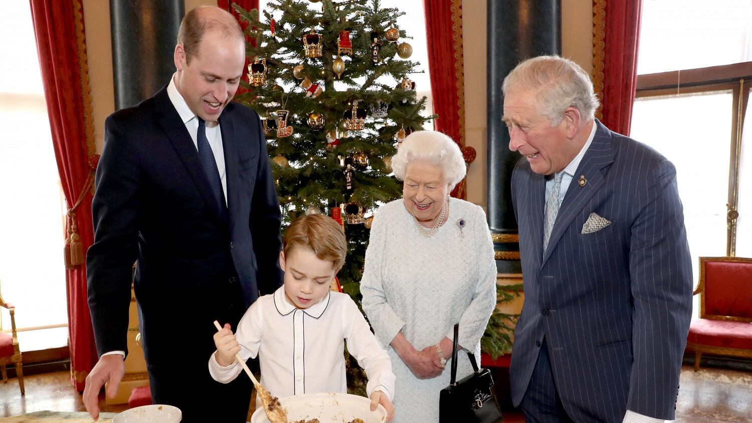 Elisabetta II e i suoi eredi, in uno scatto le quattro generazioni di monarchi