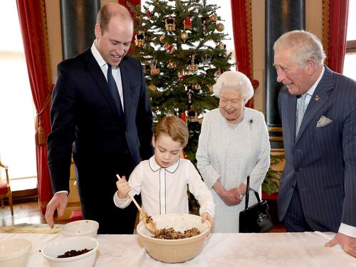 Elisabetta II e i suoi eredi, in uno scatto le quattro generazioni di monarchi