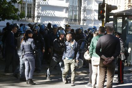 Ambulante senegalese muore durante il blitz anti-abusivismo a Roma 4
