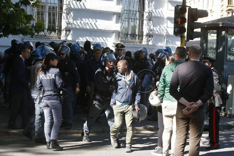 Ambulante senegalese muore durante il blitz anti-abusivismo a Roma 4