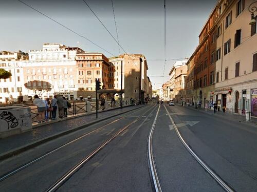 Voleva andare sulla corsia per i tram: tassista picchiata