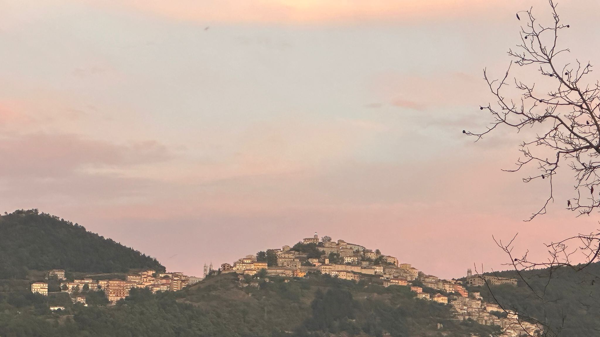 In un paesino del Sud ogni anno aumentano le nascite: qual è il segreto?