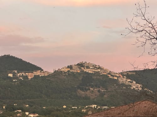 In un paesino del Sud ogni anno aumentano le nascite: qual è il segreto?