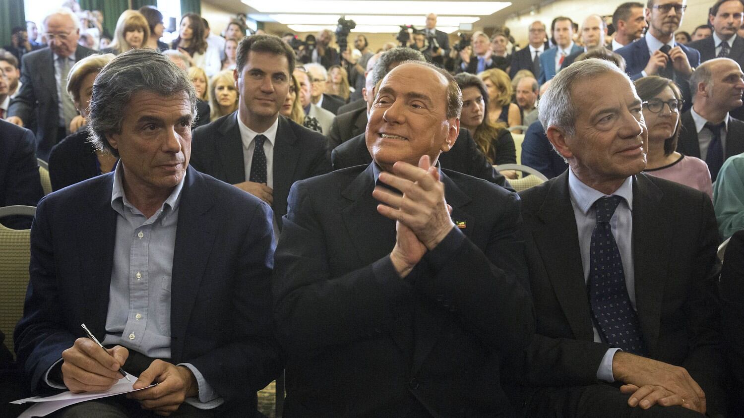 Comunali, il Cav avvisa Renzi: "Saranno un avviso di sfratto"