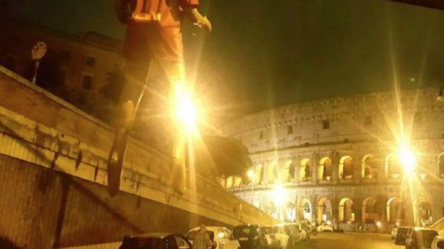 E al Colosseo manichini di calciatori impiccati
