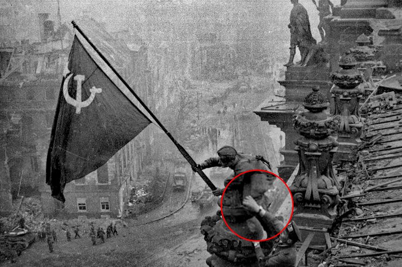 Nella foto originale non compaiono orologi sul polso del soldato sovietico.