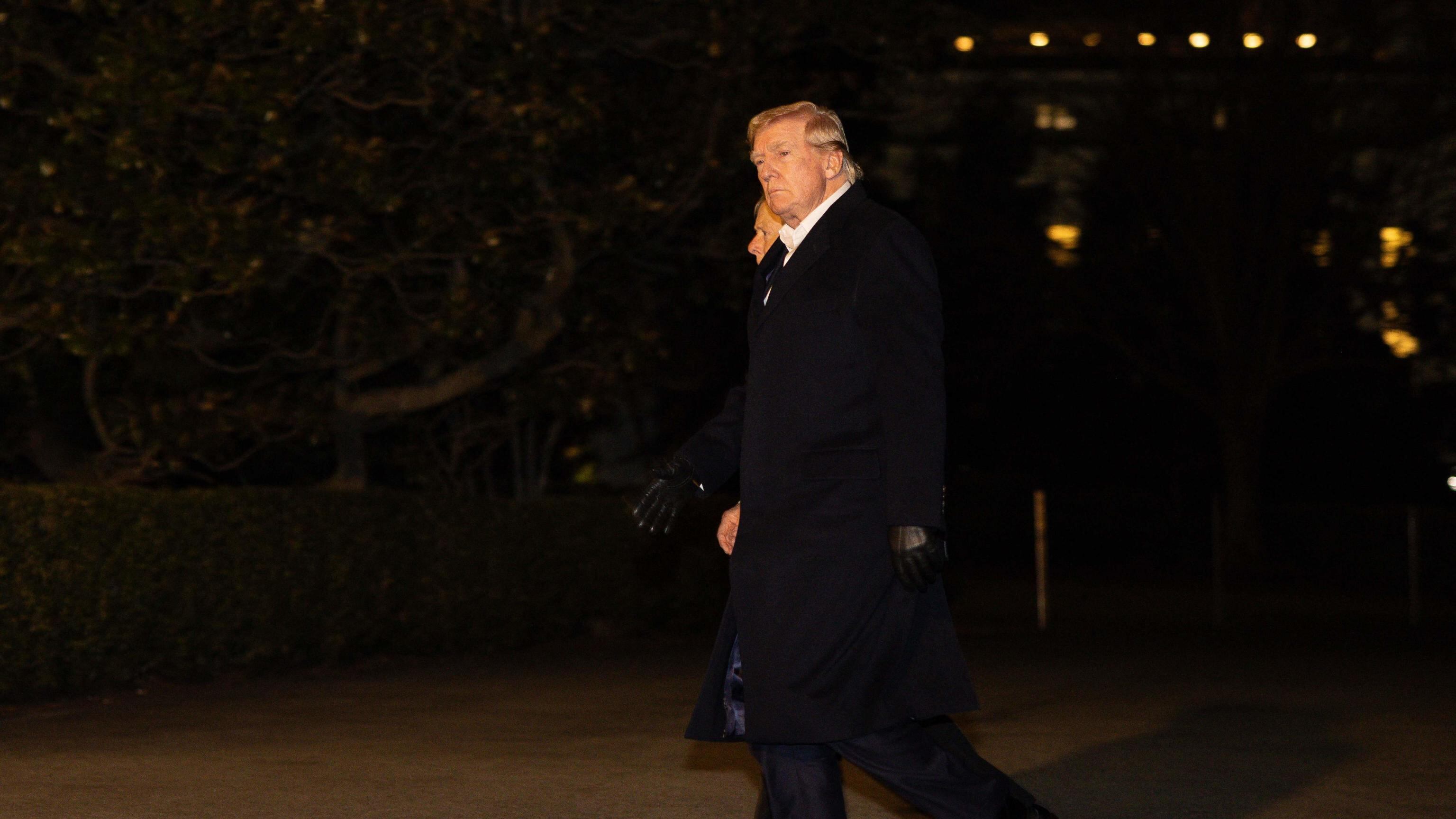 Trump prepara la stretta agli aiuti: "Zelensky non vuole la pace"
